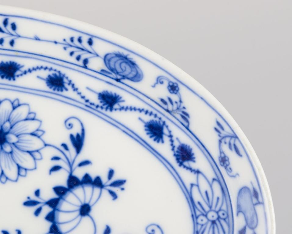 Meißen, Deutschland. Tablett Blue Onion aus Porzellan. Handgemalte Dekoration. (20. Jahrhundert) im Angebot