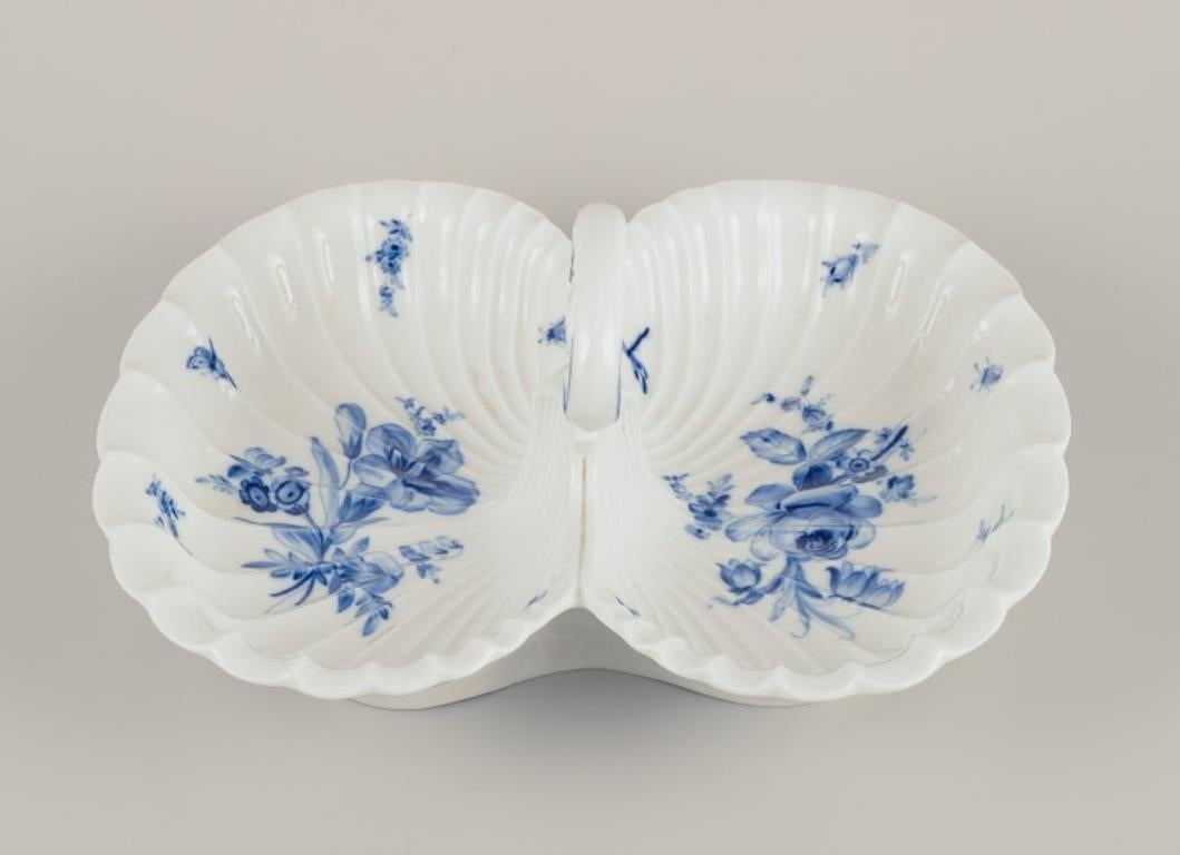 Meissen, Alemania.
Bandeja de cabaret con asas de porcelana.
Pintado a mano con motivos florales e insectos azules.
Aproximadamente en 1900.
Marcado.
Perfecto estado.
Tercera calidad de fábrica.
Dimensiones: An 28,0 cm x Pr 24,0 cm x Al 5,0 cm.
