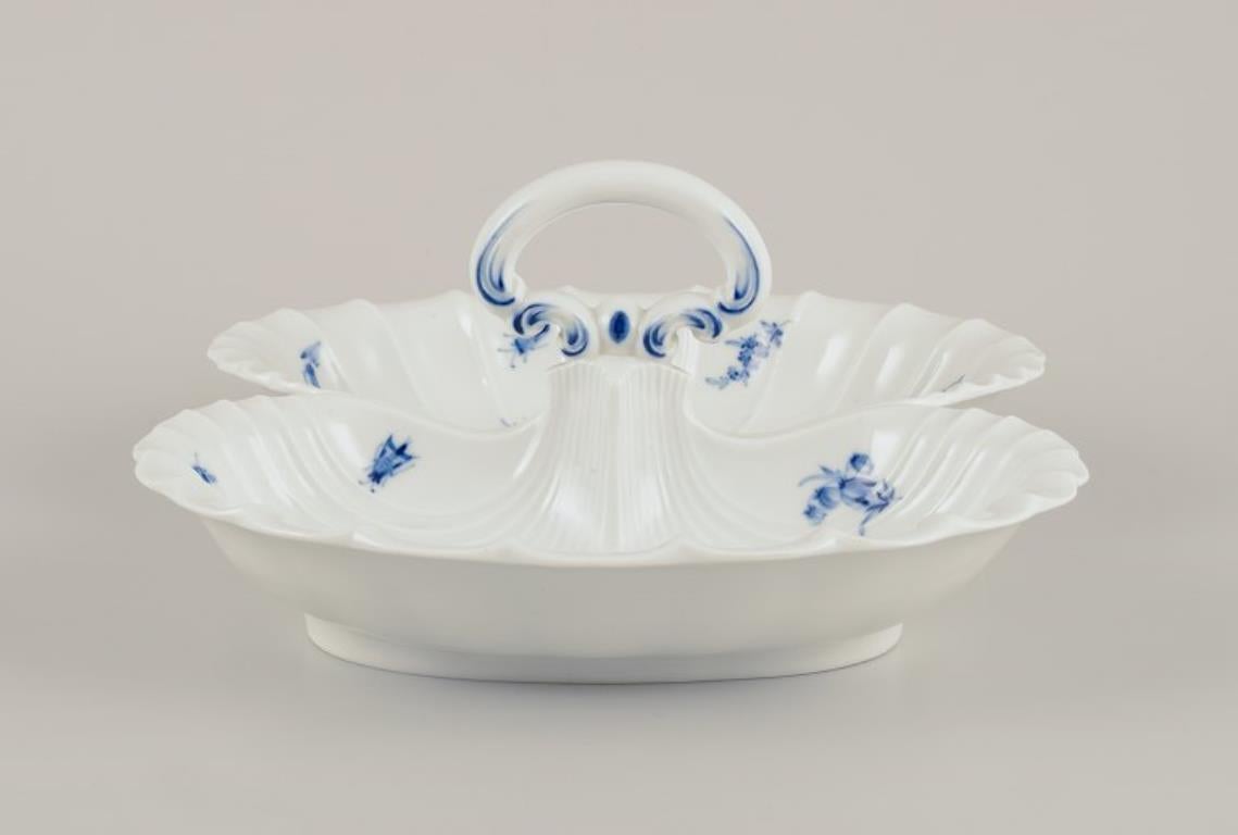 Meissen, Alemania. Bandeja de cabaret con asas de porcelana. Aprox. 1900 Pintado a mano