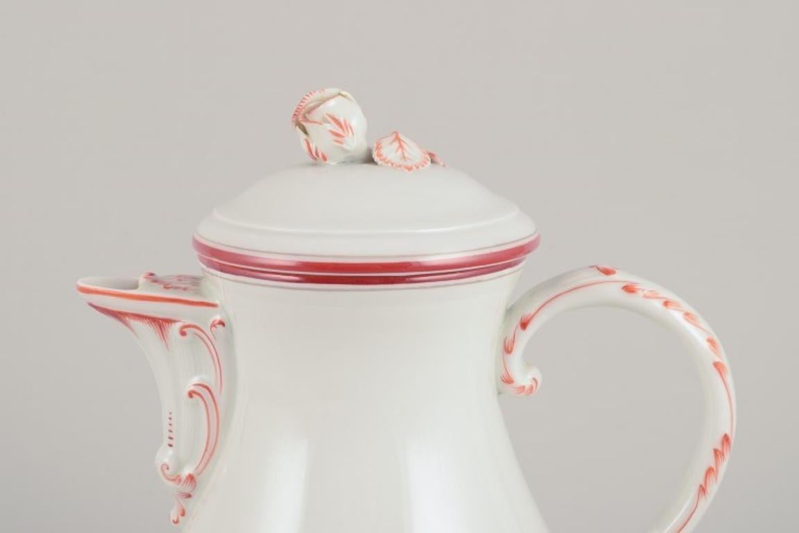 Meissen, Alemania. Cafetera de porcelana con ribete rojo coral. Glaseado en venta