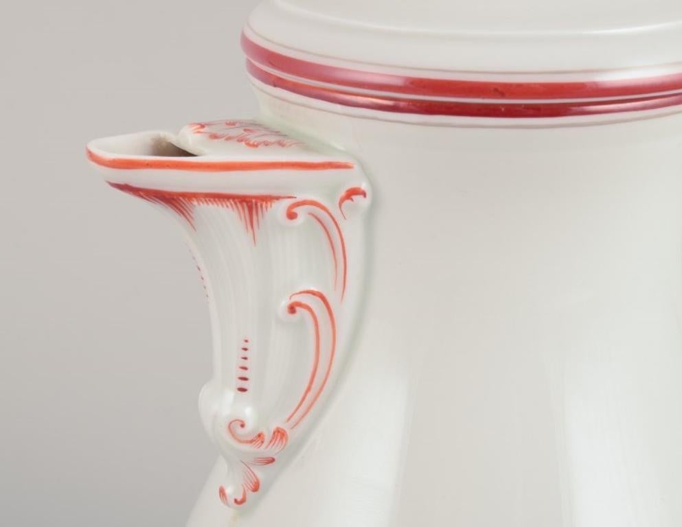 Meissen, Alemania. Cafetera de porcelana con ribete rojo coral. en Bueno estado para la venta en Copenhagen, DK