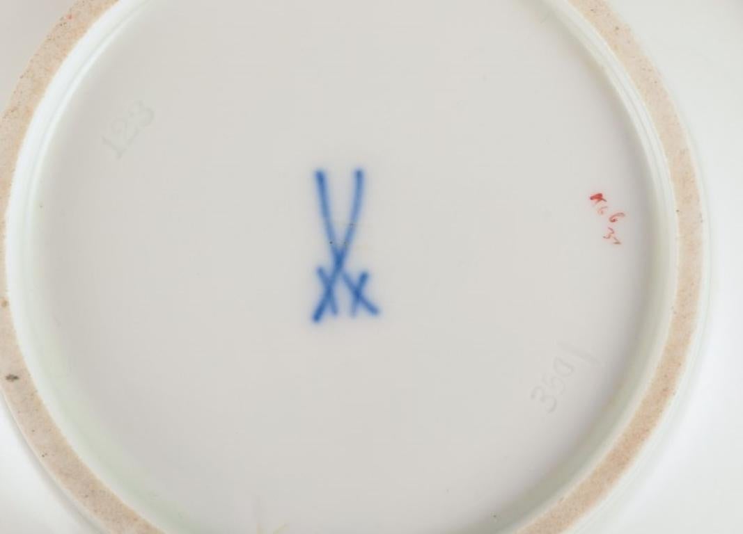 Meissen, Alemania. Cafetera de porcelana con ribete rojo coral. mediados del siglo XX en venta