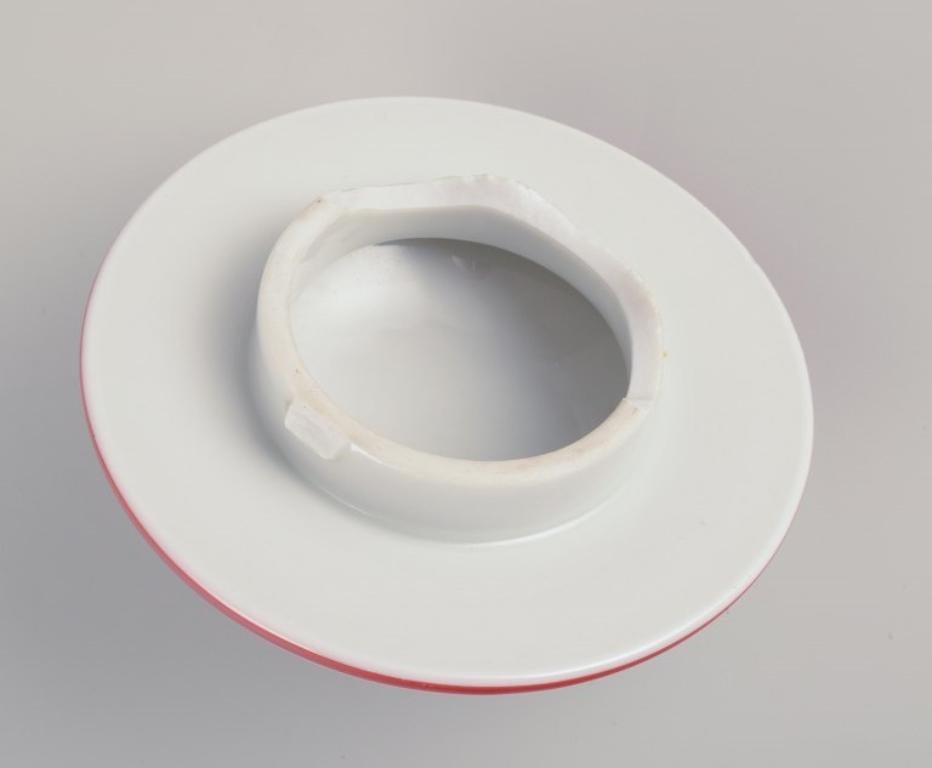 Meissen, Alemania. Cafetera de porcelana con ribete rojo coral. en venta 2