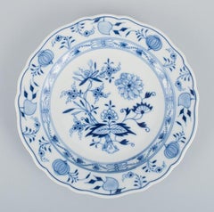 Meissen, Deutschland, fünf Speiseteller mit blauem Zwiebelmuster.