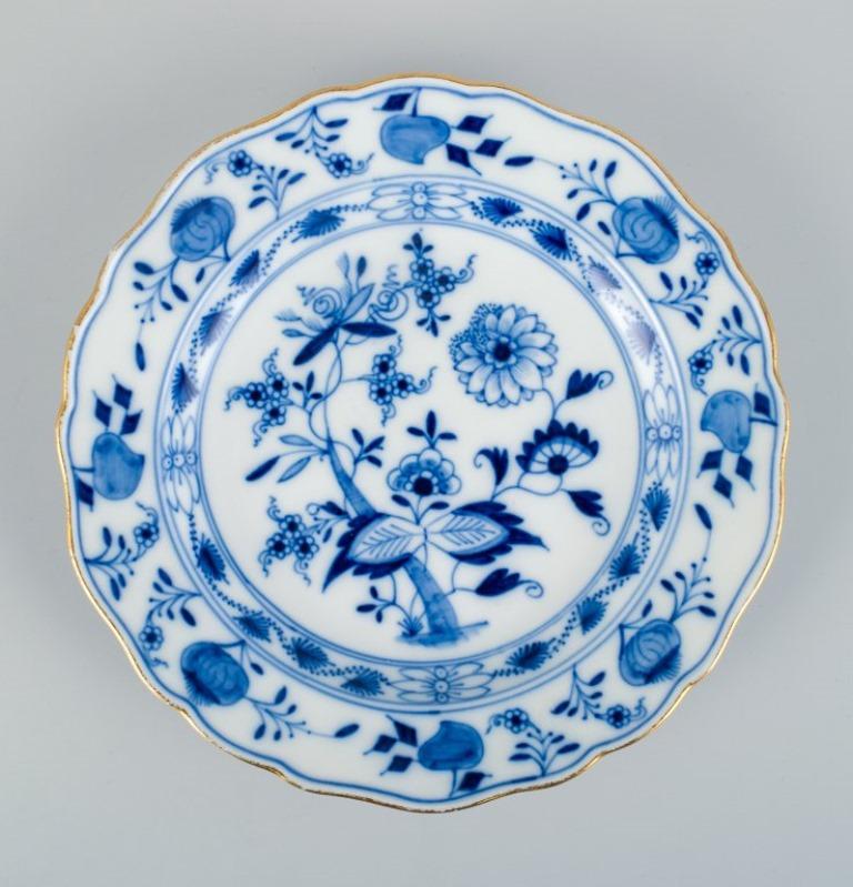Meissen, Germany, a set of five Blue Onion pattern porcelain plates with gold rim.
Early 20th century.
In perfect condition.
First factory quality.
Marked.
Dimensions: D 19.0 cm.