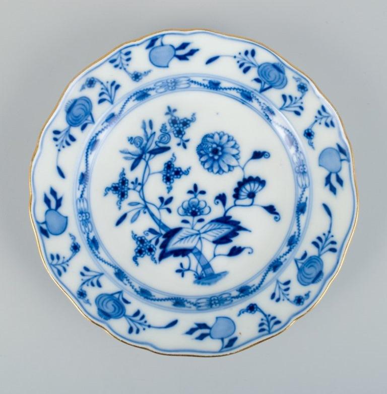 Meissen, Germany, Five Blue Onion Pattern Porcelain Plates In Excellent Condition In Copenhagen, DK