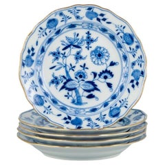 Meissen, Allemagne. Cinq assiettes en porcelaine bleue à motif oignon