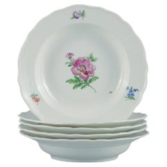 Cinq assiettes profondes en porcelaine décorées de fleurs de Meissen, Allemagne