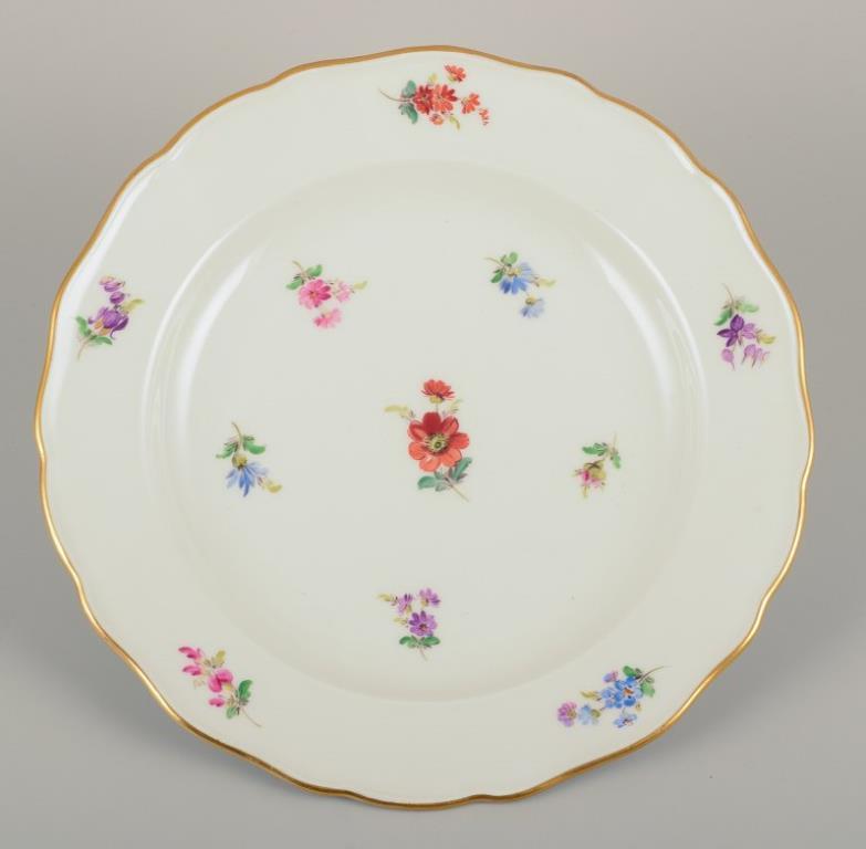 Meissen, Alemania.
Cinco platos llanos de porcelana.
Pintado a mano con motivos florales policromados, borde dorado.
Aproximadamente años 1920/1930.
Marcado.
Primera calidad de fábrica.
Perfecto estado.
Dimensiones: P 24,5 cm x A 3,3 cm.