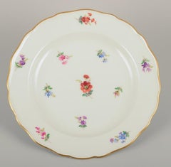 Meissen, Germany. Five dinner plates in porcelain with polychrome flowers