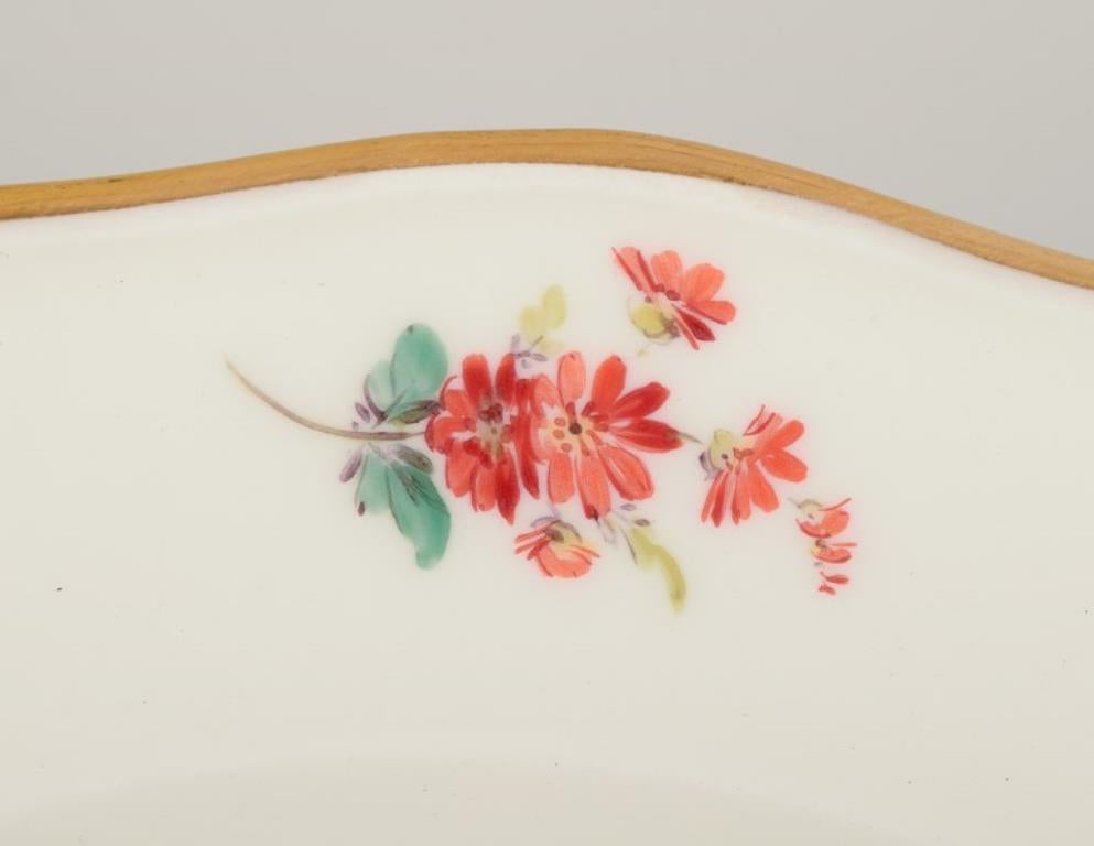 Meissen, Alemania. Cinco platos llanos de porcelana con flores policromadas Pintado a mano en venta