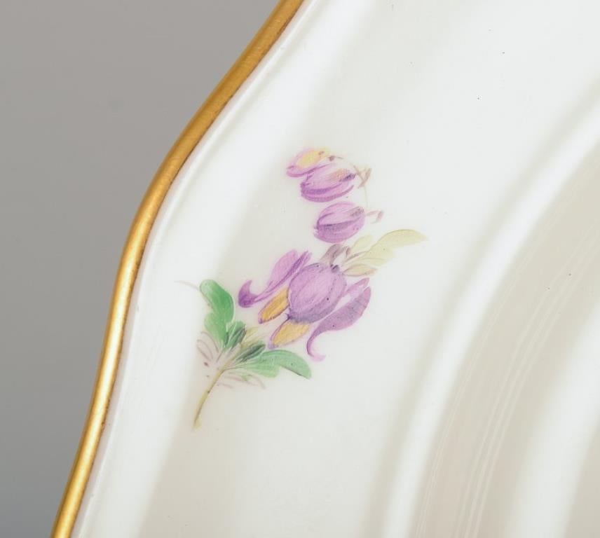 Meissen, Alemania. Cinco platos llanos de porcelana con flores policromadas en Excelente estado para la venta en Copenhagen, DK