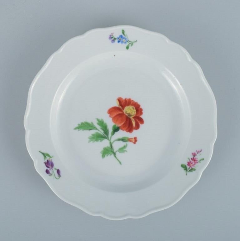 Meissen, Germany.
Five plates of porcelain decorated with flowers.
In great condition.
Third factory quality. 
Marked.
Measurements: D 17.5 cm.