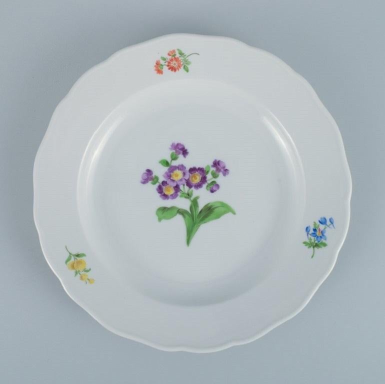 Allemand Meissen, Allemagne. Cinq assiettes plates en porcelaine décorées de fleurs. en vente