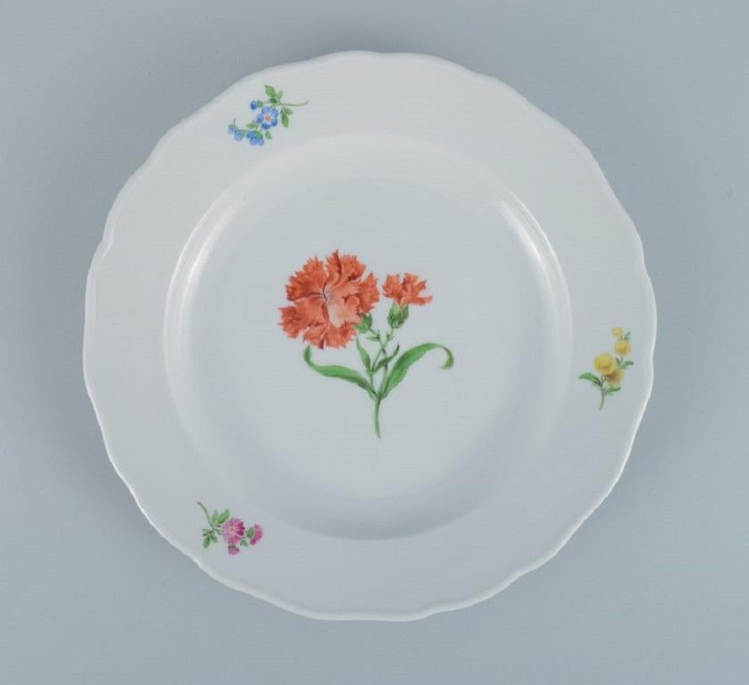 Peint à la main Meissen, Allemagne. Cinq assiettes plates en porcelaine décorées de fleurs. en vente