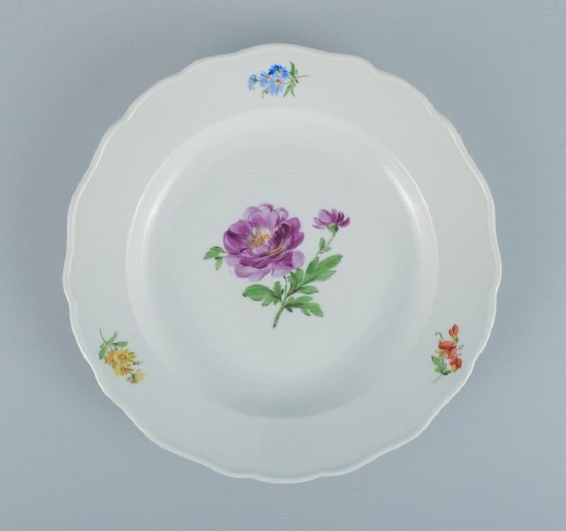 Meissen, Allemagne. Cinq assiettes plates en porcelaine décorées de fleurs. Excellent état - En vente à Copenhagen, DK