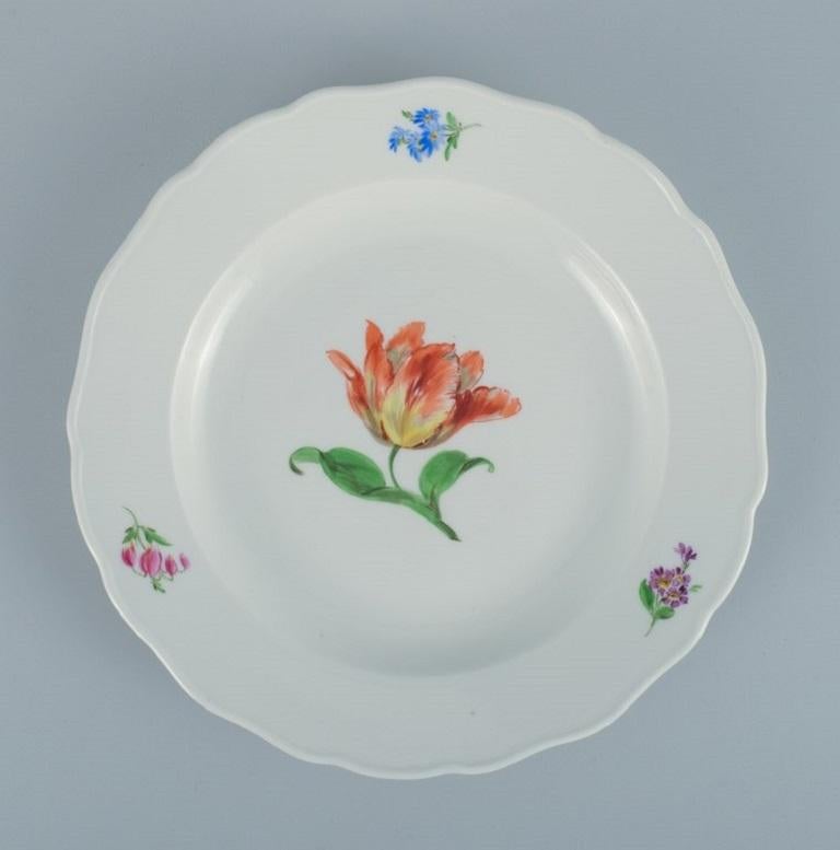 20ième siècle Meissen, Allemagne. Cinq assiettes plates en porcelaine décorées de fleurs. en vente