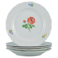 Meissen, Allemagne. Cinq assiettes plates en porcelaine décorées de fleurs.
