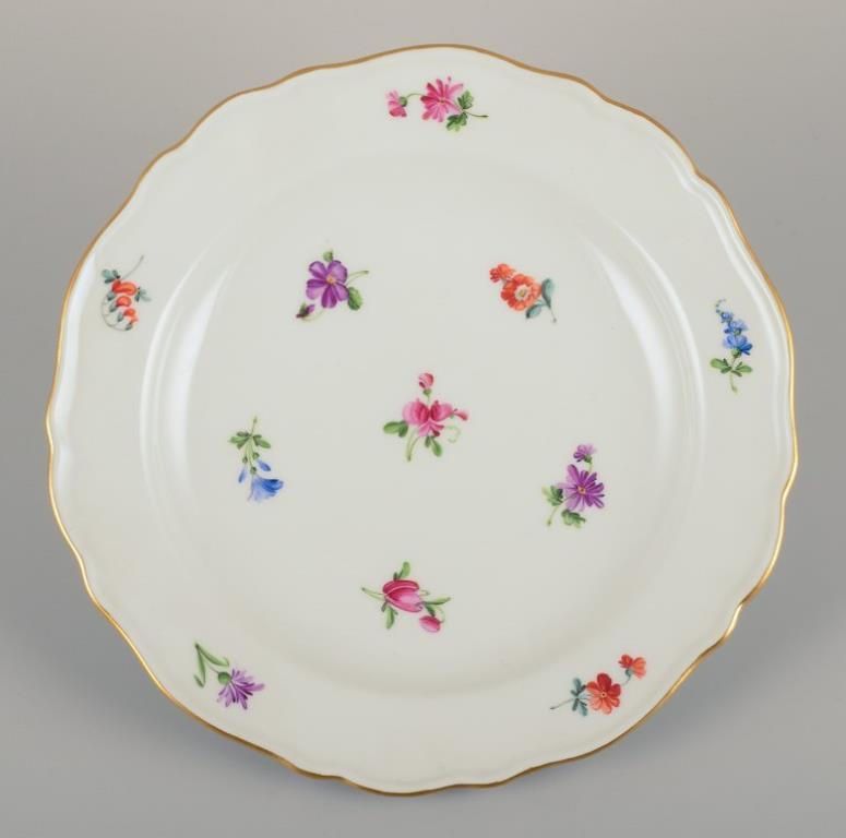 Meissen, Germania.
Cinque piatti di porcellana.
Dipinto a mano con motivi floreali policromi, bordo dorato.
Circa anni '20/'30.
Contrassegnato.
Prima qualità di fabbrica.
Condizioni perfette.
Dimensioni: D 20,5 cm x H 3,0 cm.