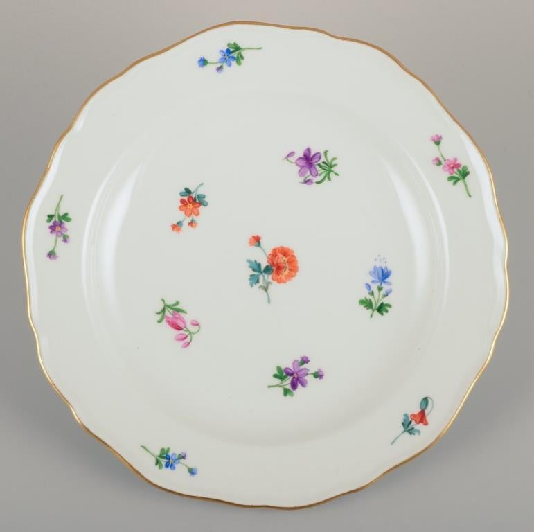 Meissen, Germania. Cinque piatti di porcellana con motivi floreali e cerchi dorati In condizioni ottime in vendita a Copenhagen, DK