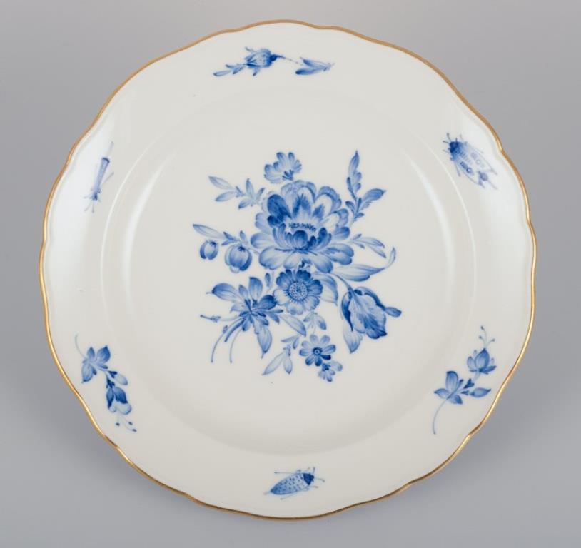 Meissen, Alemania. Cuatro platos antiguos de porcelana con flores azules e insectos Alemán en venta