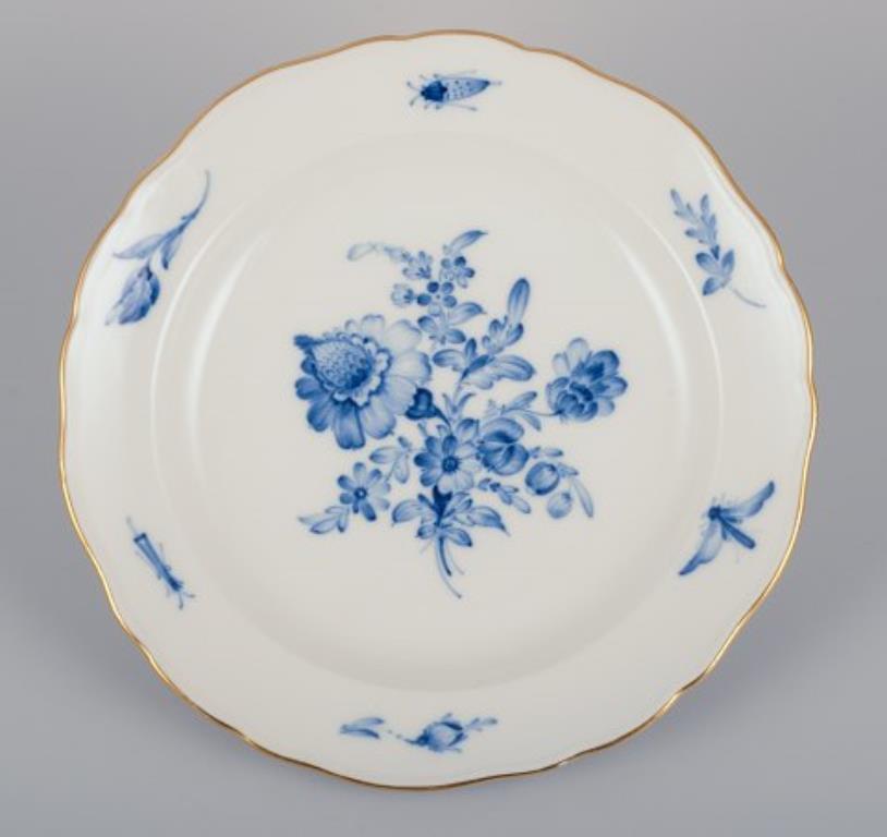 Meissen, Alemania. Cuatro platos antiguos de porcelana con flores azules e insectos Pintado a mano en venta
