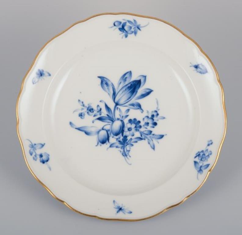 Meissen, Alemania. Cuatro platos antiguos de porcelana con flores azules e insectos en Excelente estado para la venta en Copenhagen, DK