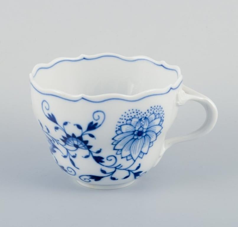 Meissen, Germany. Four Blue Onion coffee cups with saucers in porcelain. In Excellent Condition For Sale In Copenhagen, DK