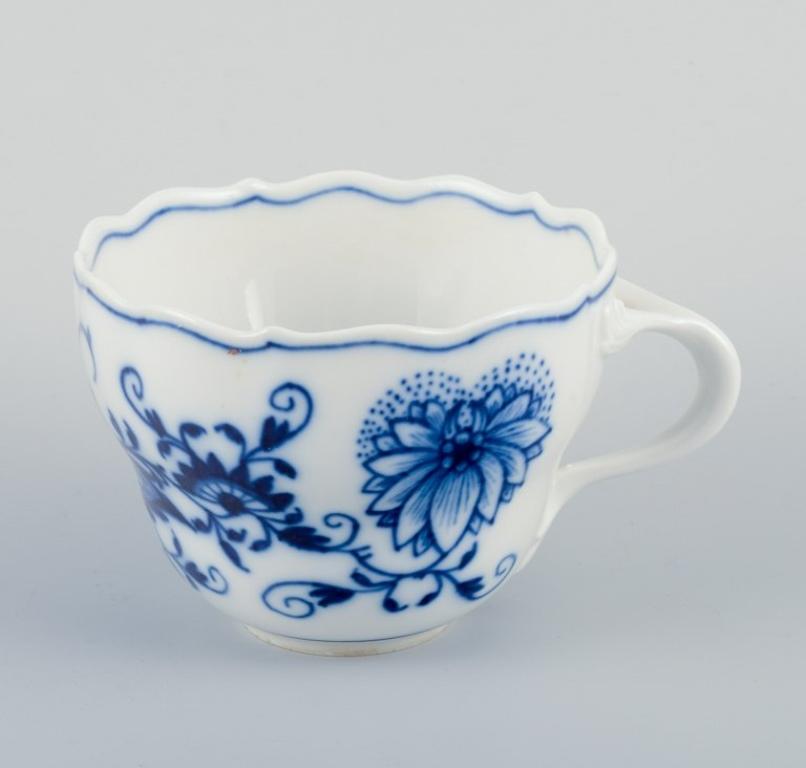 Porcelain Meissen, Germany. Four Blue Onion coffee cups with saucers in porcelain. For Sale