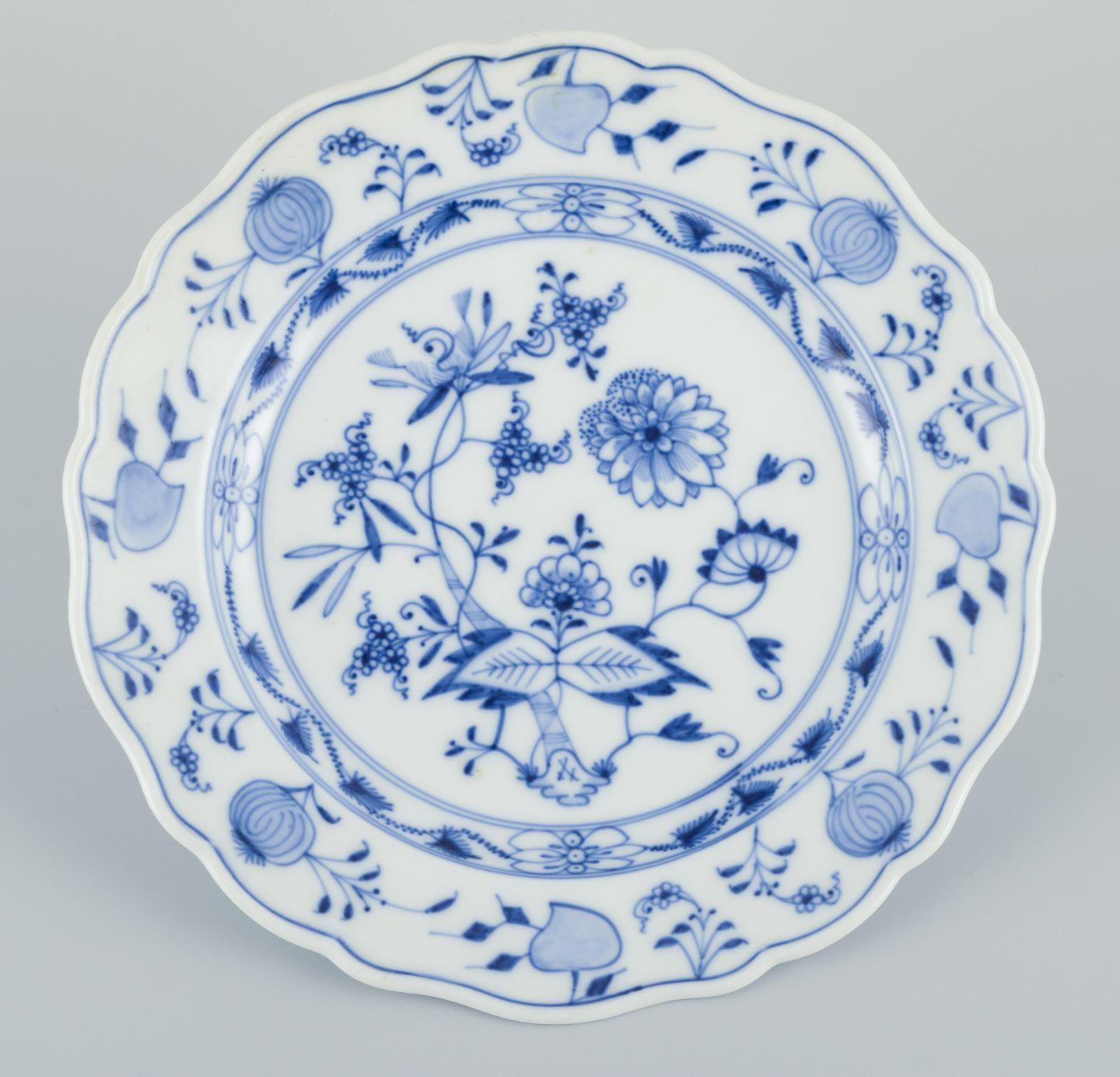 Tedesco Meissen, Germania. Quattro piatti da pranzo in porcellana con motivo Blue Onion. in vendita