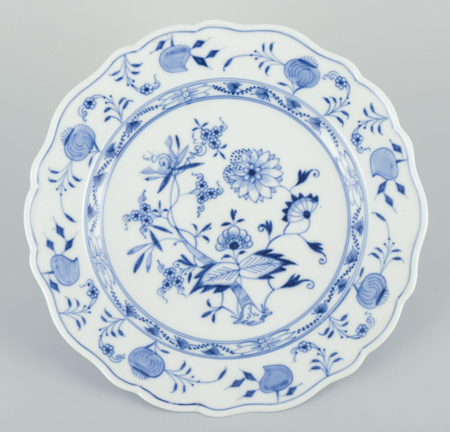Dipinto a mano Meissen, Germania. Quattro piatti da pranzo in porcellana con motivo Blue Onion. in vendita
