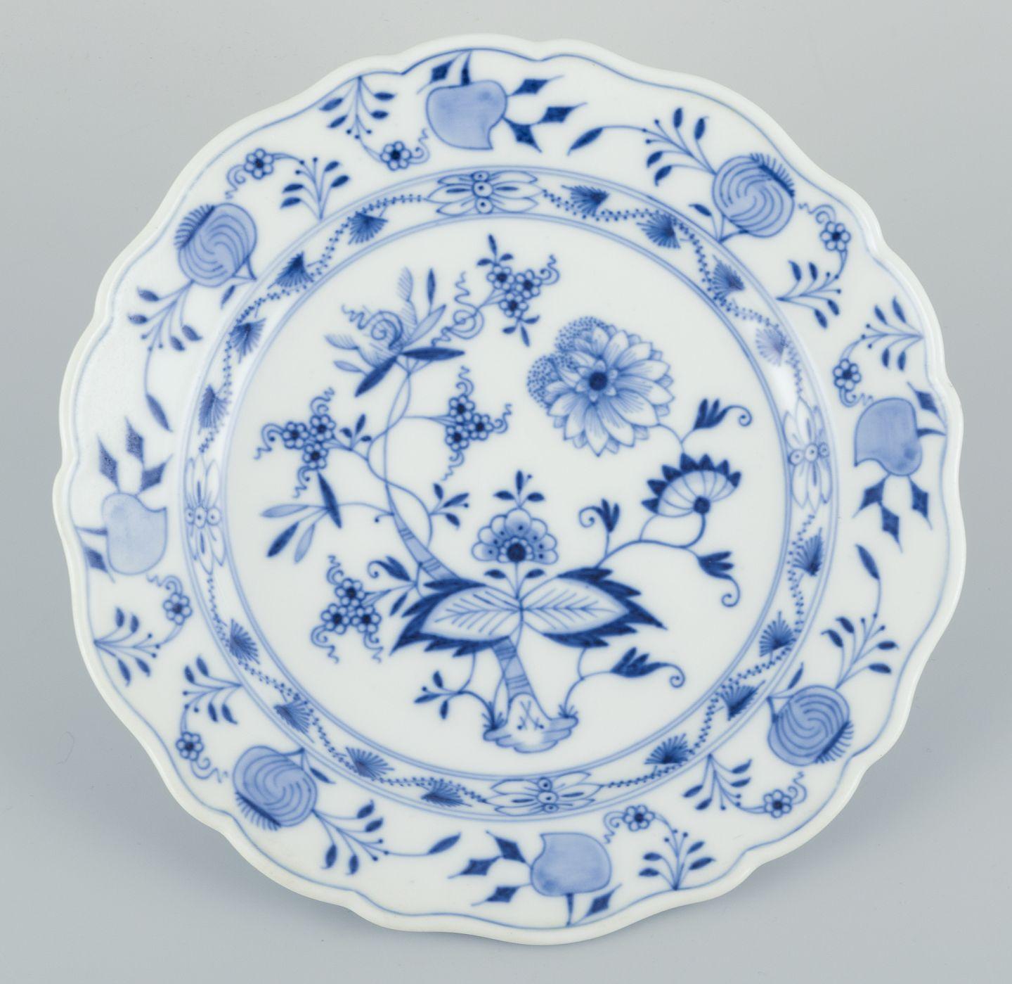 Meissen, Germania. Quattro piatti da pranzo in porcellana con motivo Blue Onion. In condizioni ottime in vendita a Copenhagen, DK