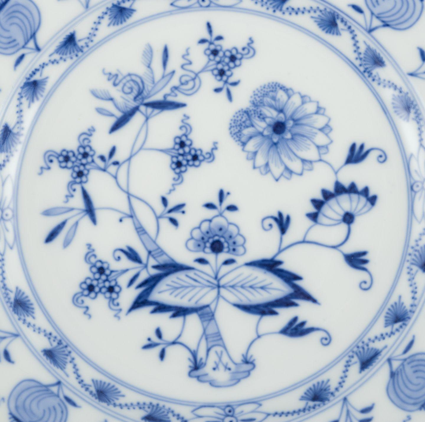 Inizio XX secolo Meissen, Germania. Quattro piatti da pranzo in porcellana con motivo Blue Onion. in vendita