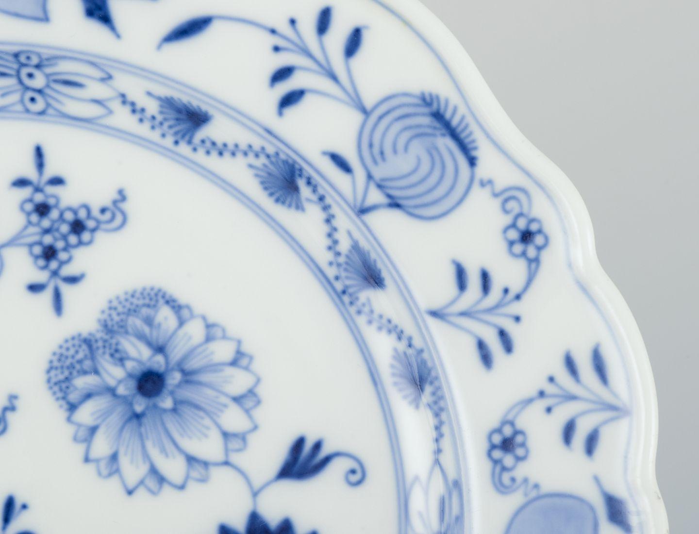 Porcellana Meissen, Germania. Quattro piatti da pranzo in porcellana con motivo Blue Onion. in vendita