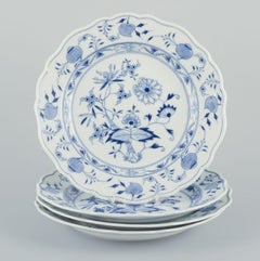 Meissen, Germania. Quattro piatti da pranzo in porcellana con motivo Blue Onion.