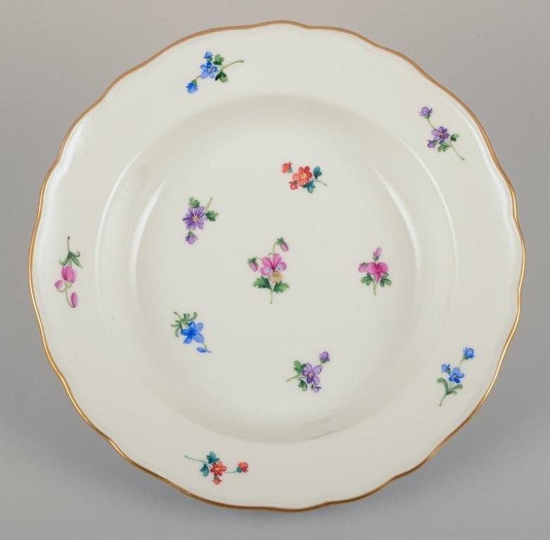 Meissen, Alemania.
Juego de cuatro platos hondos de porcelana.
Pintado a mano con motivos florales policromados, borde dorado.
Aproximadamente de los años 20/30.
Marcado.
Primera calidad de fábrica.
Perfecto estado.
Dimensiones: Diámetro 23,0 cm x