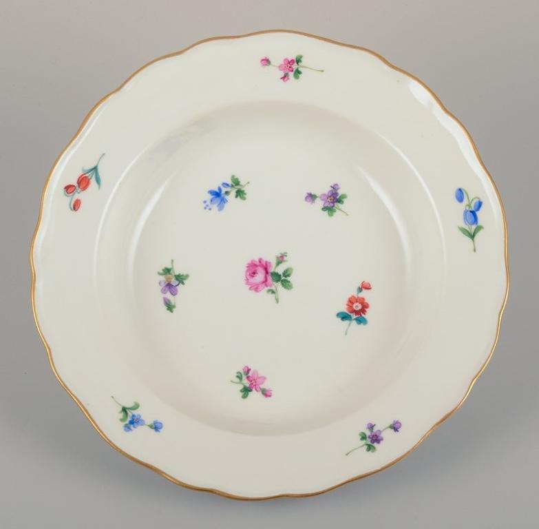 Meissen, Alemania. Cuatro platos hondos de porcelana. Pintado a mano con flores Alemán en venta
