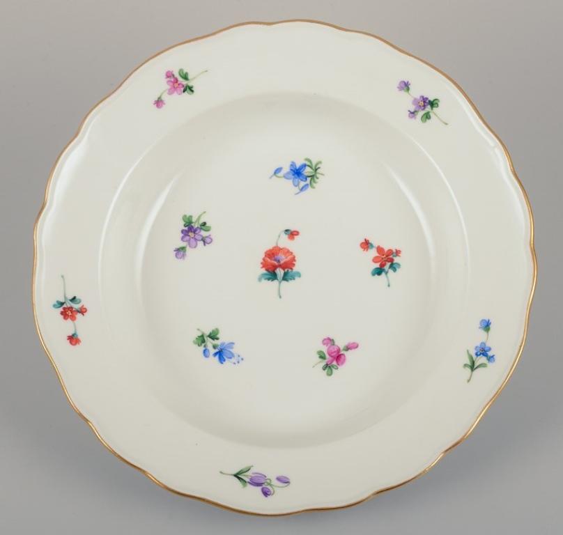 Meissen, Alemania. Cuatro platos hondos de porcelana. Pintado a mano con flores principios del siglo XX en venta