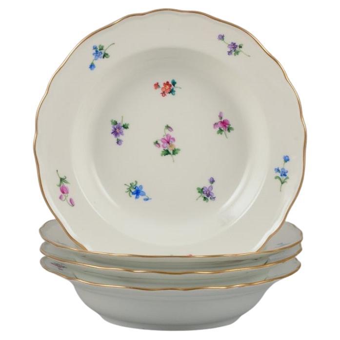 Meissen, Allemagne. Quatre assiettes profondes en porcelaine Peint à la main avec des fleurs
