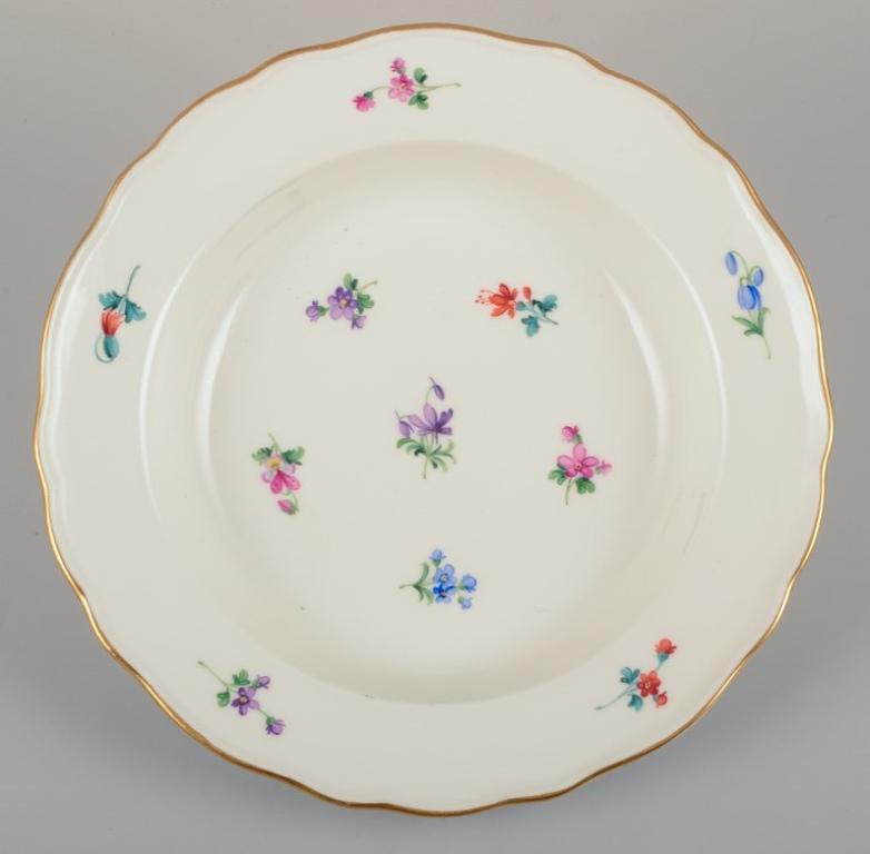 Meissen, Alemania.
Juego de cuatro platos hondos de porcelana.
Pintado a mano con motivos florales policromados, borde dorado.
Aproximadamente de los años 20/30.
Marcado.
Primera calidad de fábrica.
Perfecto estado.
Dimensiones: Diámetro 23,0 cm x