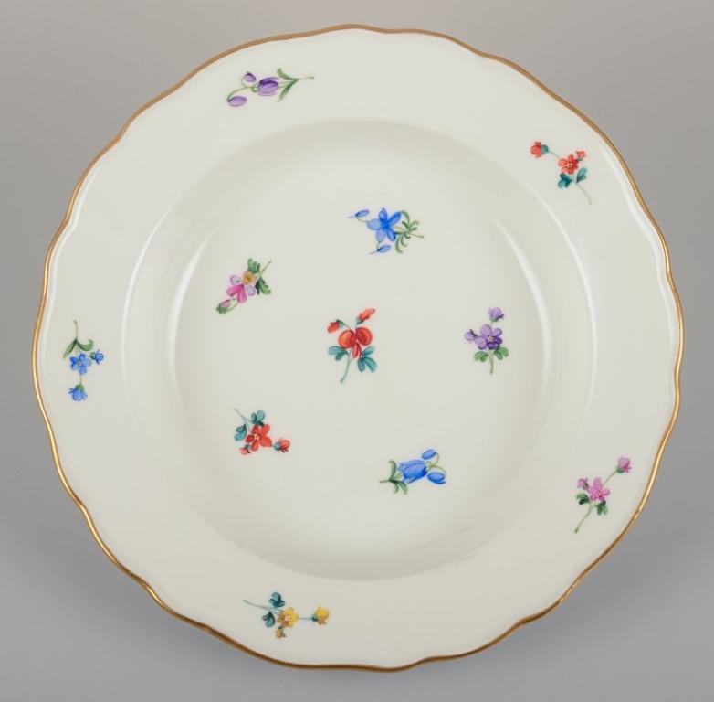 Meissen, Alemania. Cuatro platos hondos de porcelana con motivos florales. Alemán en venta