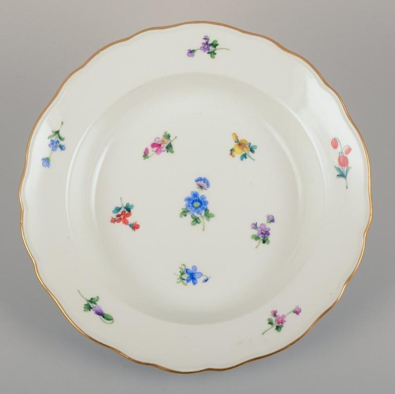 Meissen, Alemania. Cuatro platos hondos de porcelana con motivos florales. Pintado a mano en venta