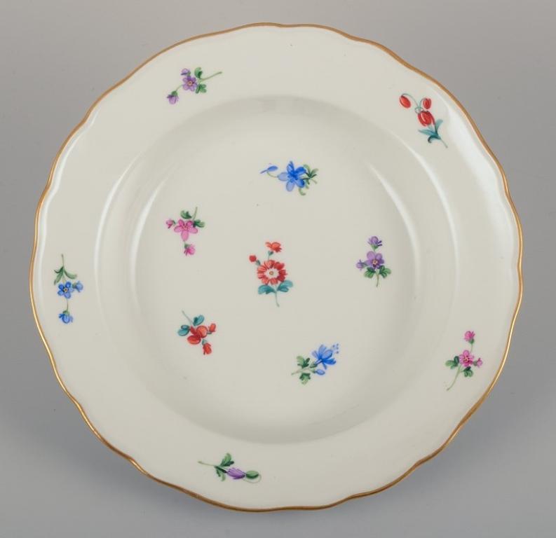 Meissen, Alemania. Cuatro platos hondos de porcelana con motivos florales. en Excelente estado para la venta en Copenhagen, DK