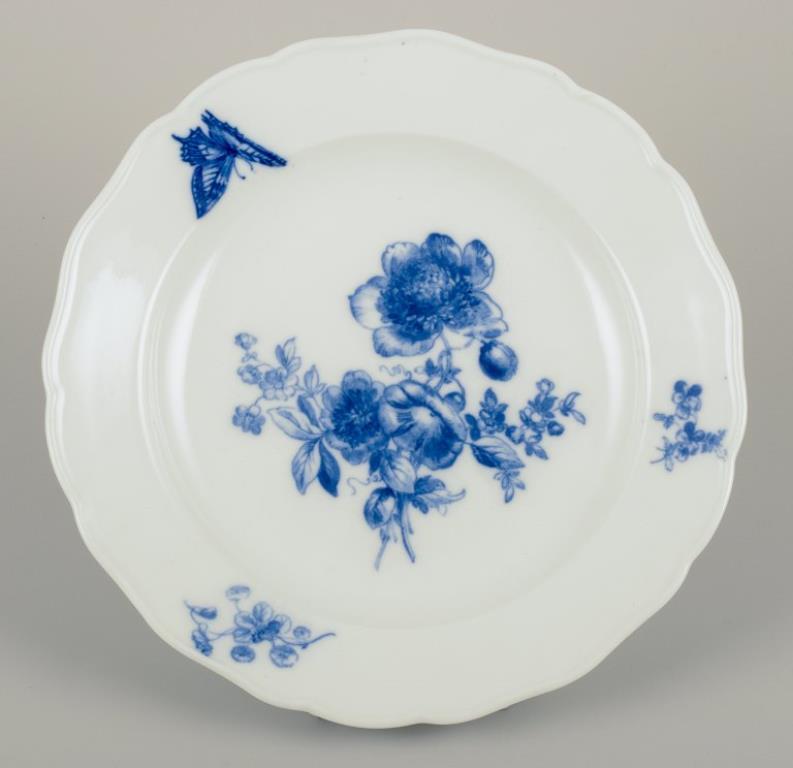 Meissen, Germania.
Quattro piatti da portata in porcellana.
Dipinto a mano con motivi floreali e insetti in blu.
Circa anni '20/'30.
Contrassegnato.
Terza qualità di fabbrica.
In ottime condizioni con lievi segni d'uso.
Dimensioni: D 24,0 cm x H 3,5