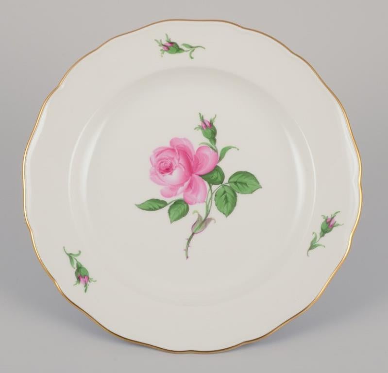 Meissen, Alemania. Cuatro platos llanos con motivo de una rosa rosa. Borde dorado.
Aproximadamente 1920/30s.
En perfecto estado. Como nueva.
Marcado.
Tercera calidad de fábrica.
Dimensiones: P 25,7 cm. x A 3,0 cm.