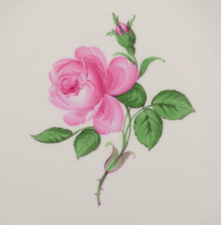 Meissen, Alemania. Cuatro platos llanos con motivo de una rosa rosa. 1920/30s. Alemán en venta