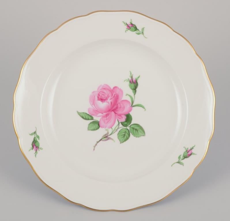 Meissen, Alemania. Cuatro platos llanos con motivo de una rosa rosa. 1920/30s. Pintado a mano en venta