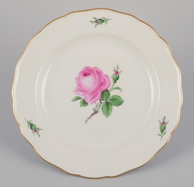 Meissen, Alemania. Cuatro platos llanos con motivo de una rosa rosa. 1920/30s. principios del siglo XX en venta