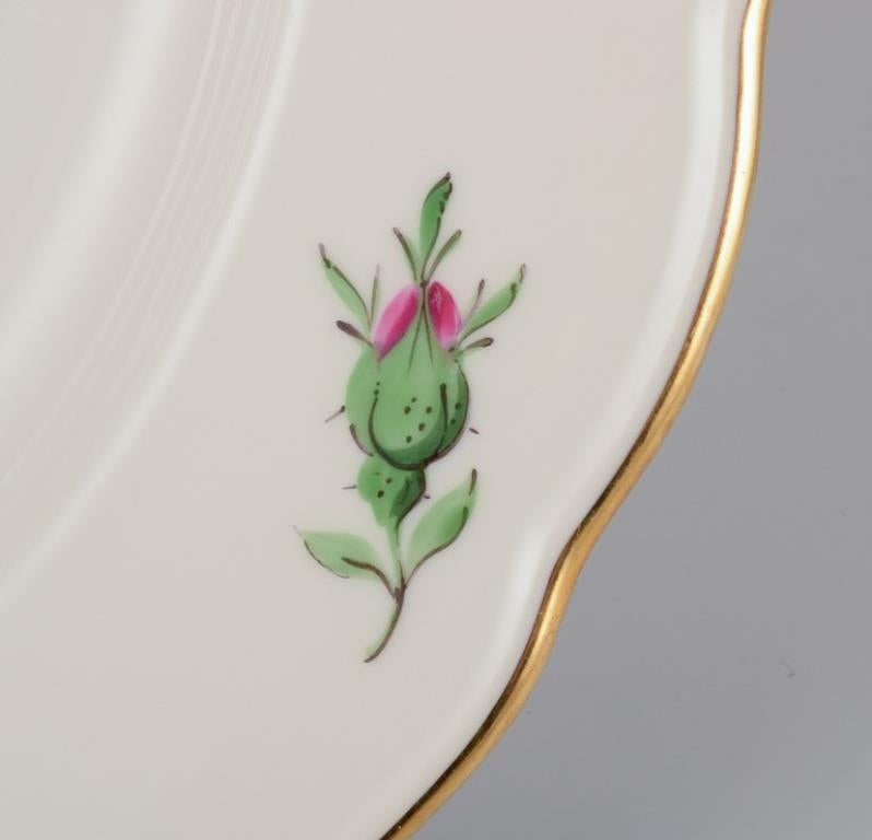 Meissen, Alemania. Cuatro platos llanos con motivo de una rosa rosa. 1920/30s. Porcelana en venta