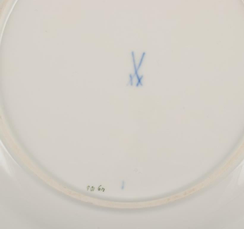 Meissen, Germany. Four dinner plates with a motif of a pink rose. 1920/30s. For Sale 2